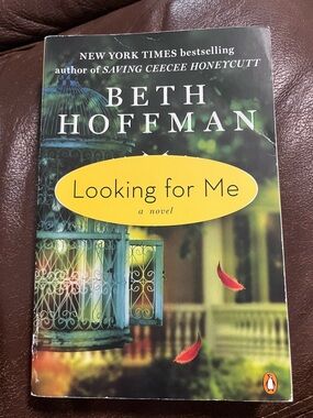 Beth Hoffman "Looking for Me" Paperback Book - Green & Yellow Cover